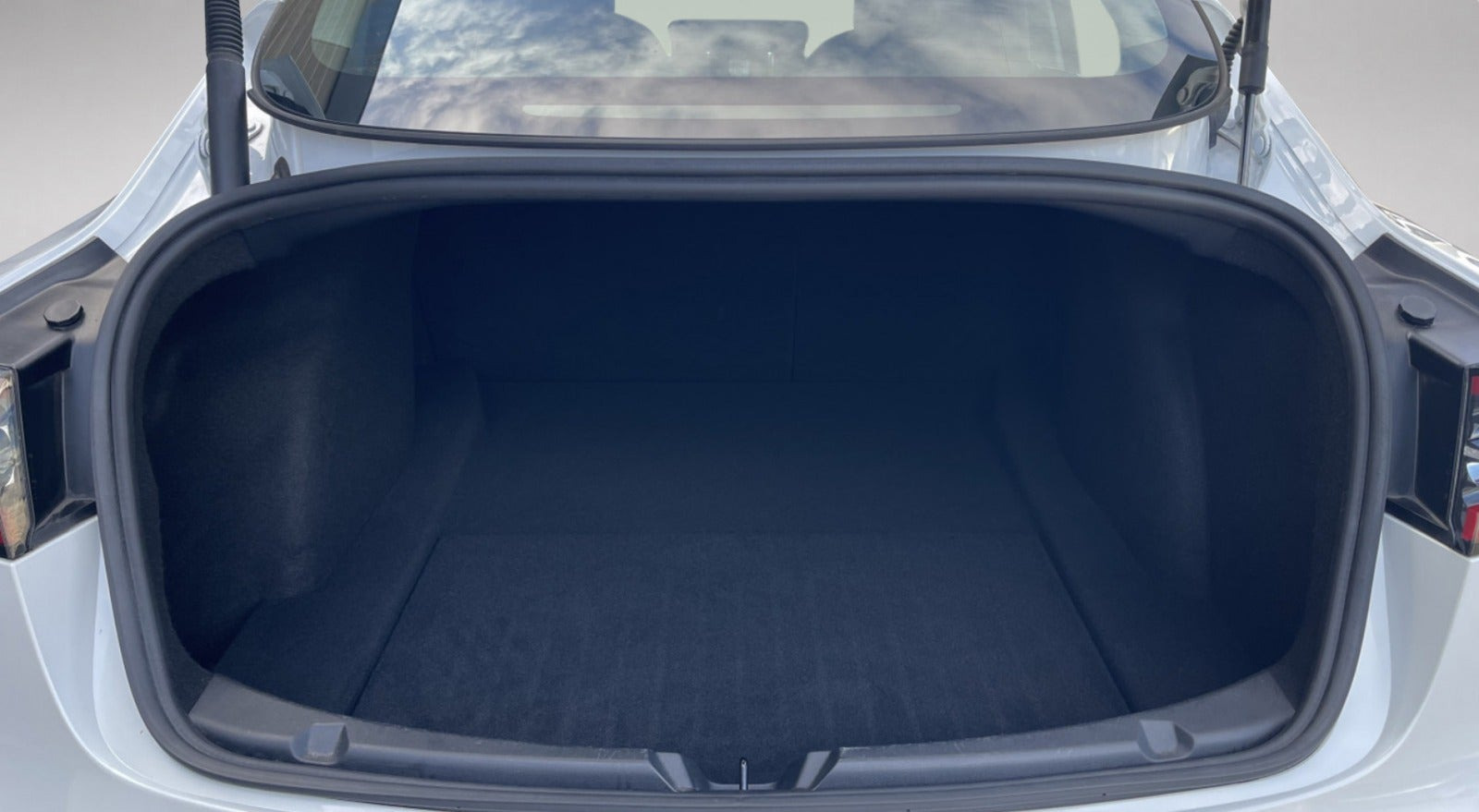 Hvid Tesla Model 3 fra 2023