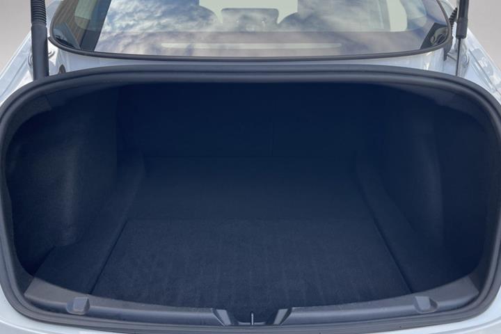 Hvid Tesla Model 3 fra 2023