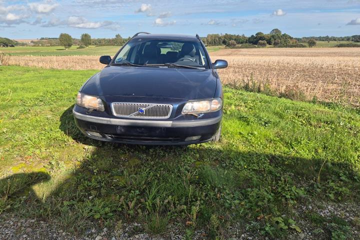 Blå Volvo V70 fra 2001