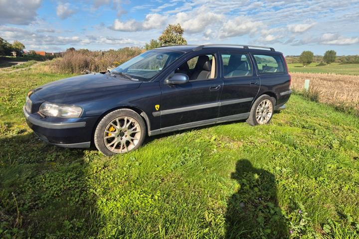 Blå Volvo V70 fra 2001