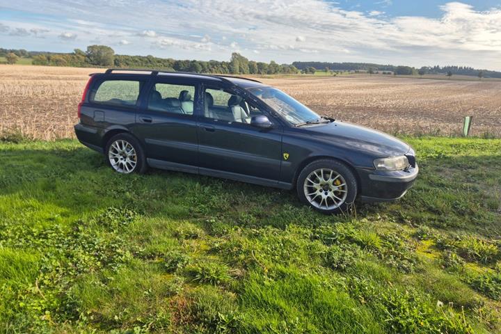Blå Volvo V70 fra 2001
