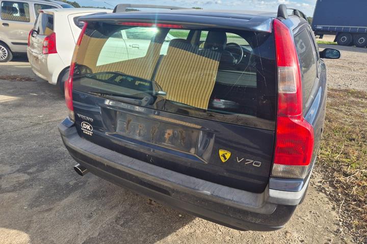 Blå Volvo V70 fra 2001