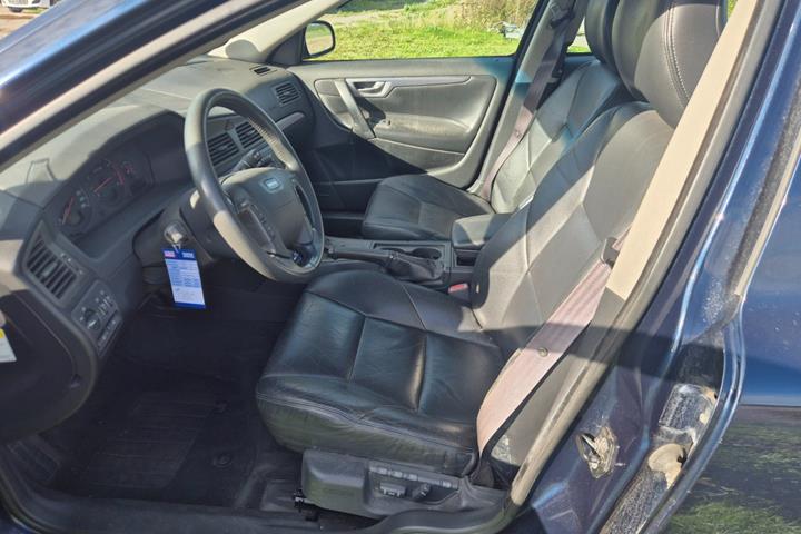 Blå Volvo V70 fra 2001