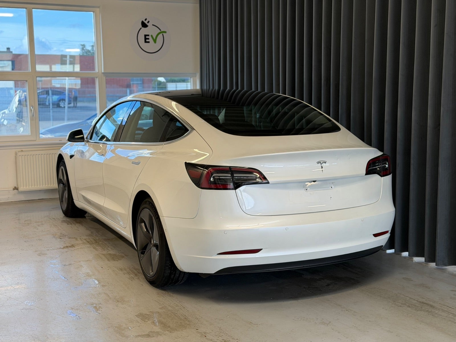 Hvid Tesla Model 3 fra 2020