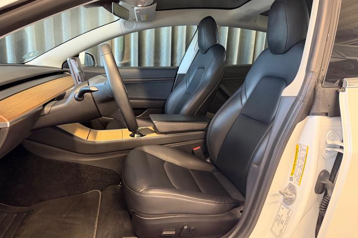 Hvid Tesla Model 3 fra 2020