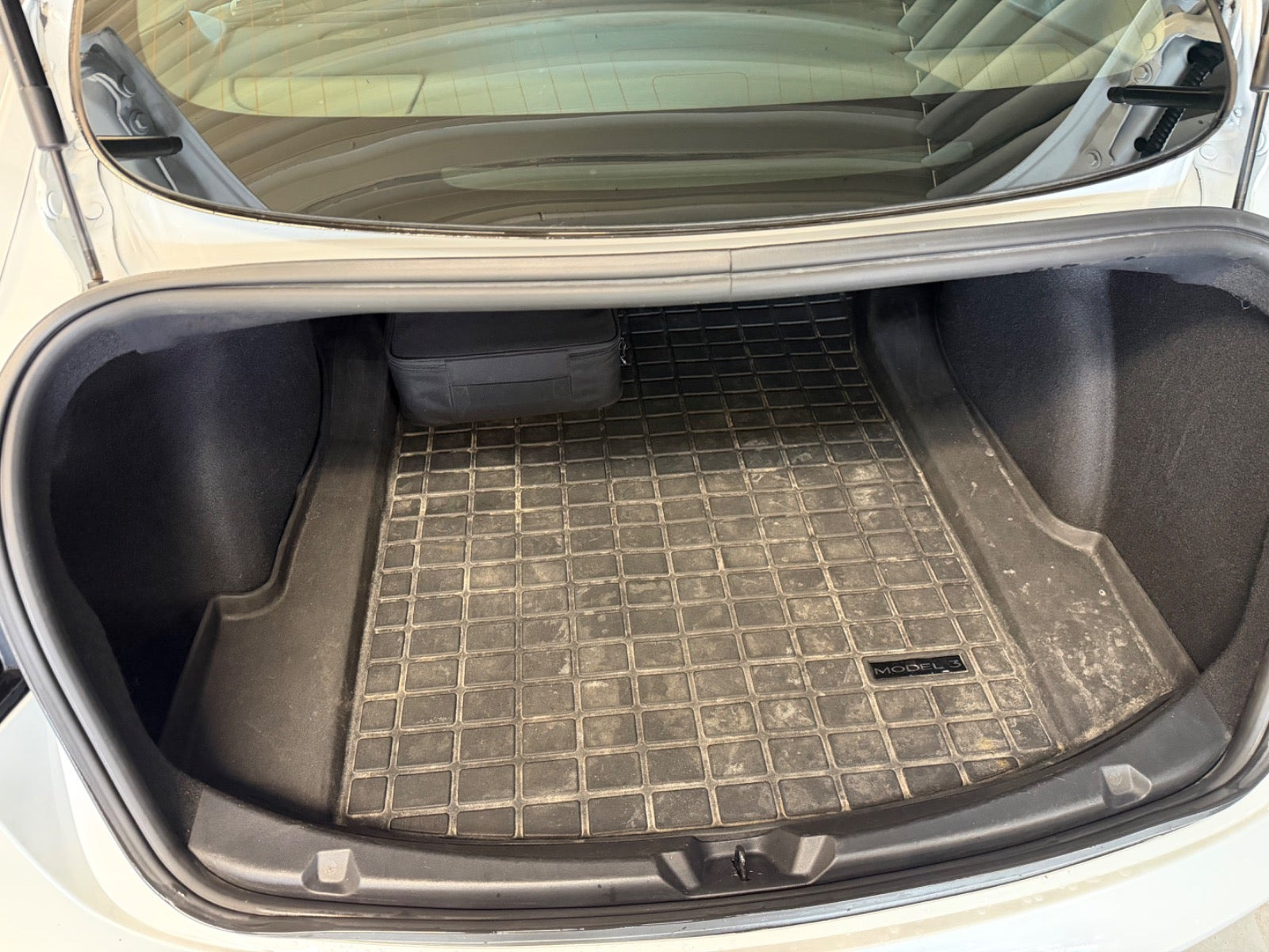 Hvid Tesla Model 3 fra 2020
