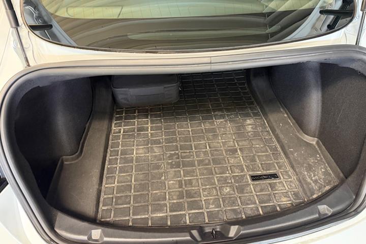Hvid Tesla Model 3 fra 2020