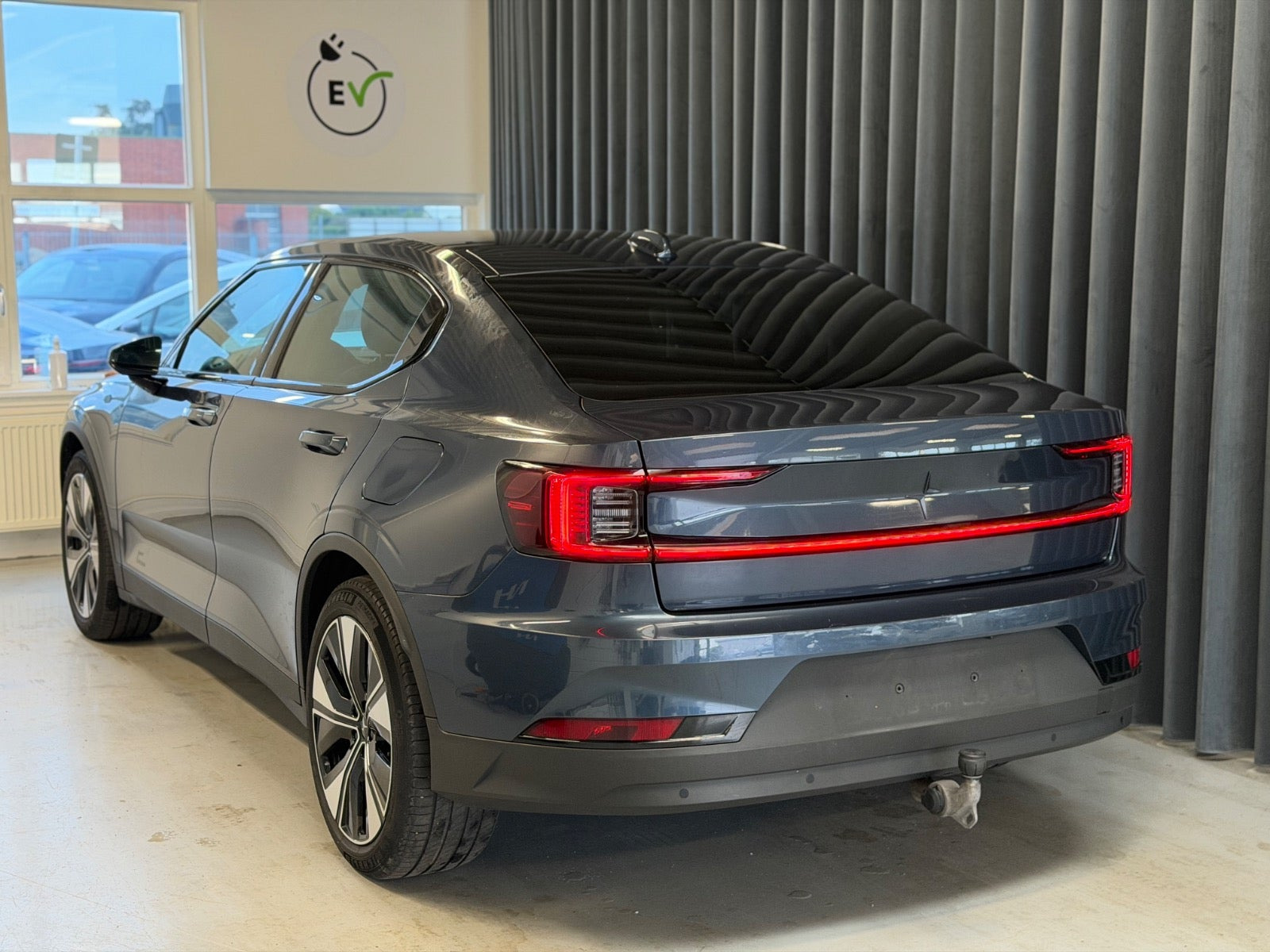 Blå Polestar 2 fra 2024