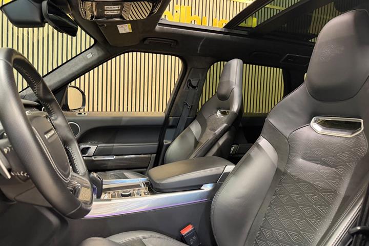 Grå Land Rover Range Rover sport fra 2020