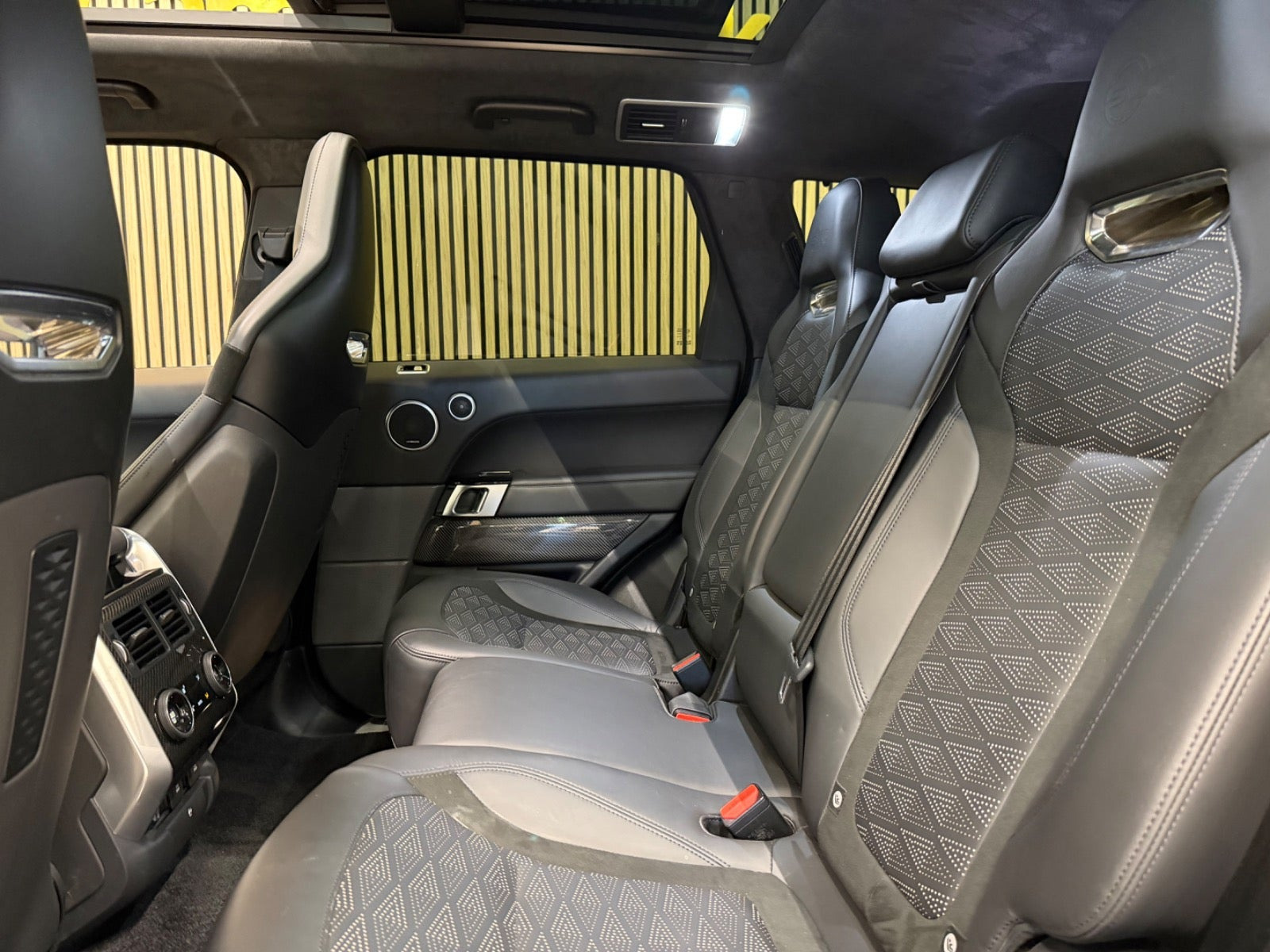 Grå Land Rover Range Rover sport fra 2020