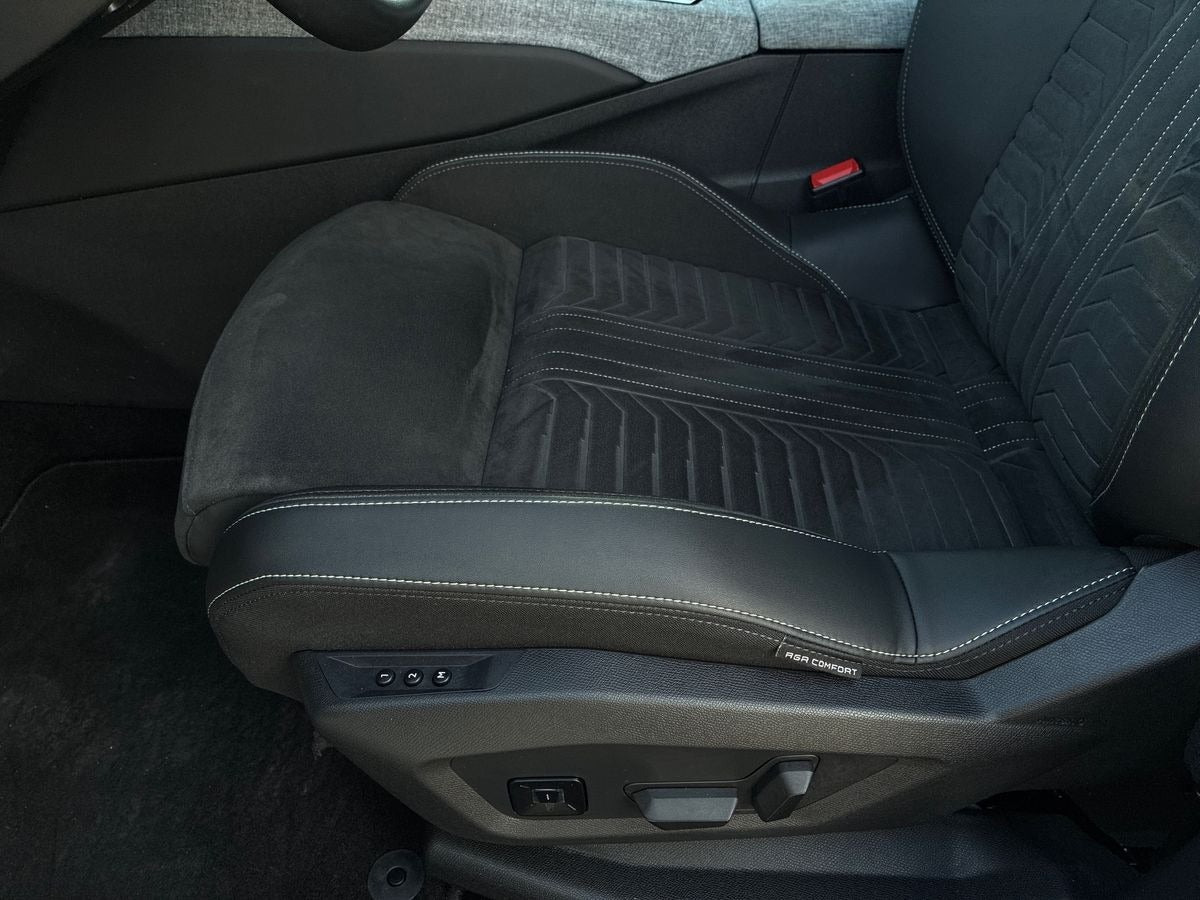 Hvid Peugeot e-3008 fra 2025