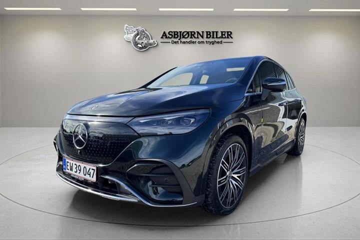 Grøn Mercedes EQE350+ SUV fra 2024 set udefra