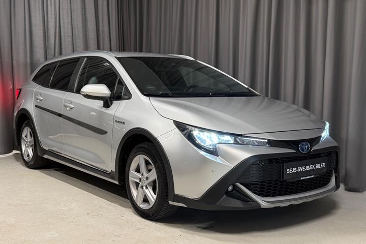 Sølv Toyota Corolla fra 2019 set udefra