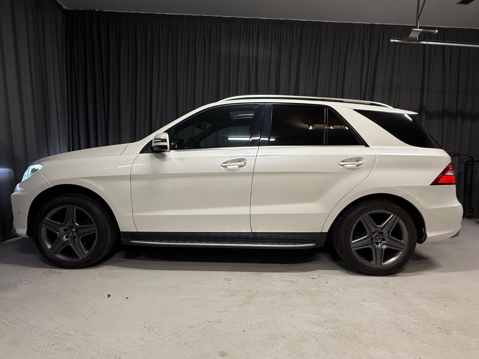 Hvid Mercedes ML350 fra 2013