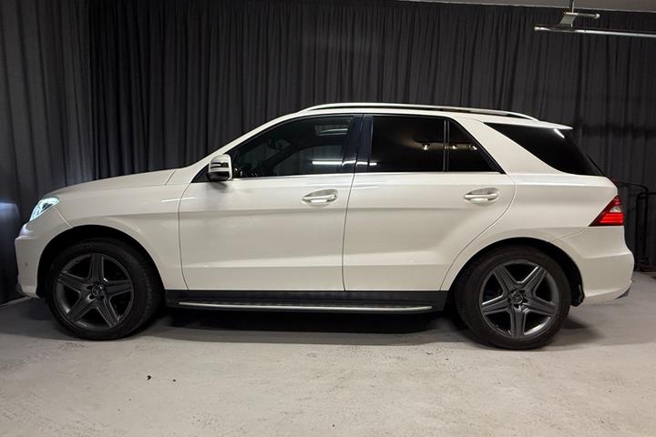 Hvid Mercedes ML350 fra 2013