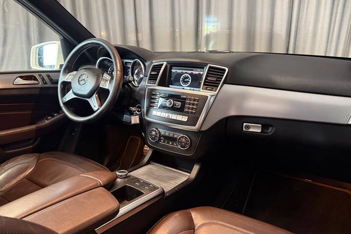 Hvid Mercedes ML350 fra 2013