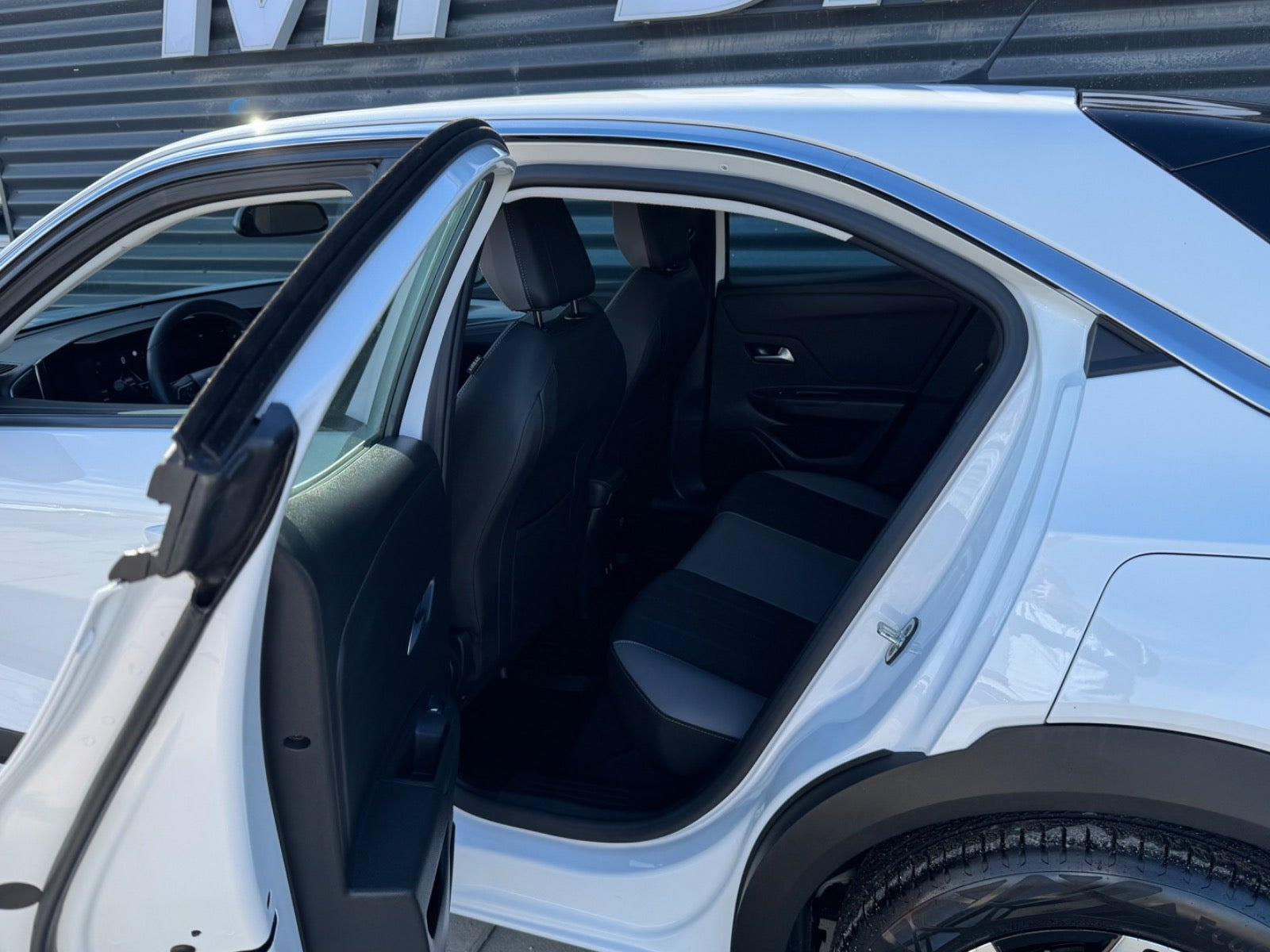 Hvid Opel Mokka-e fra 2024