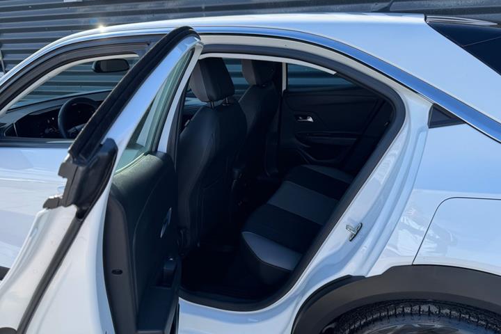 Hvid Opel Mokka-e fra 2024