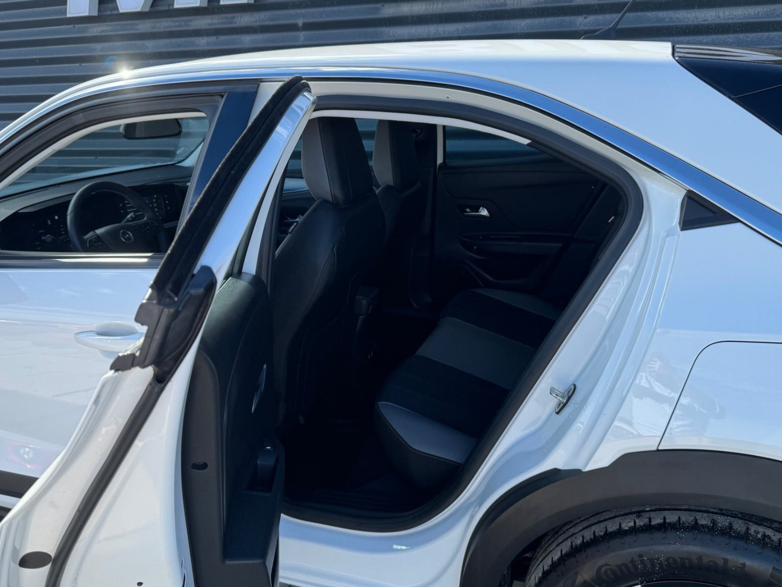 Hvid Opel Mokka-e fra 2024