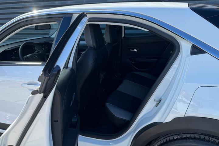 Hvid Opel Mokka-e fra 2024