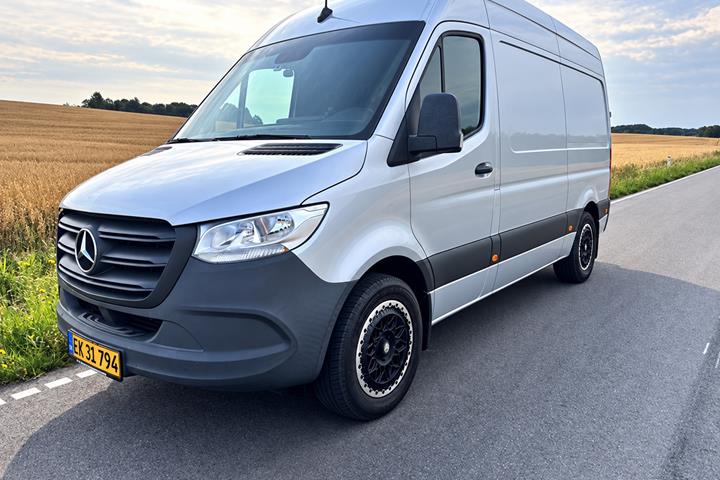 Sølv Mercedes Sprinter 316 fra 2019 set udefra