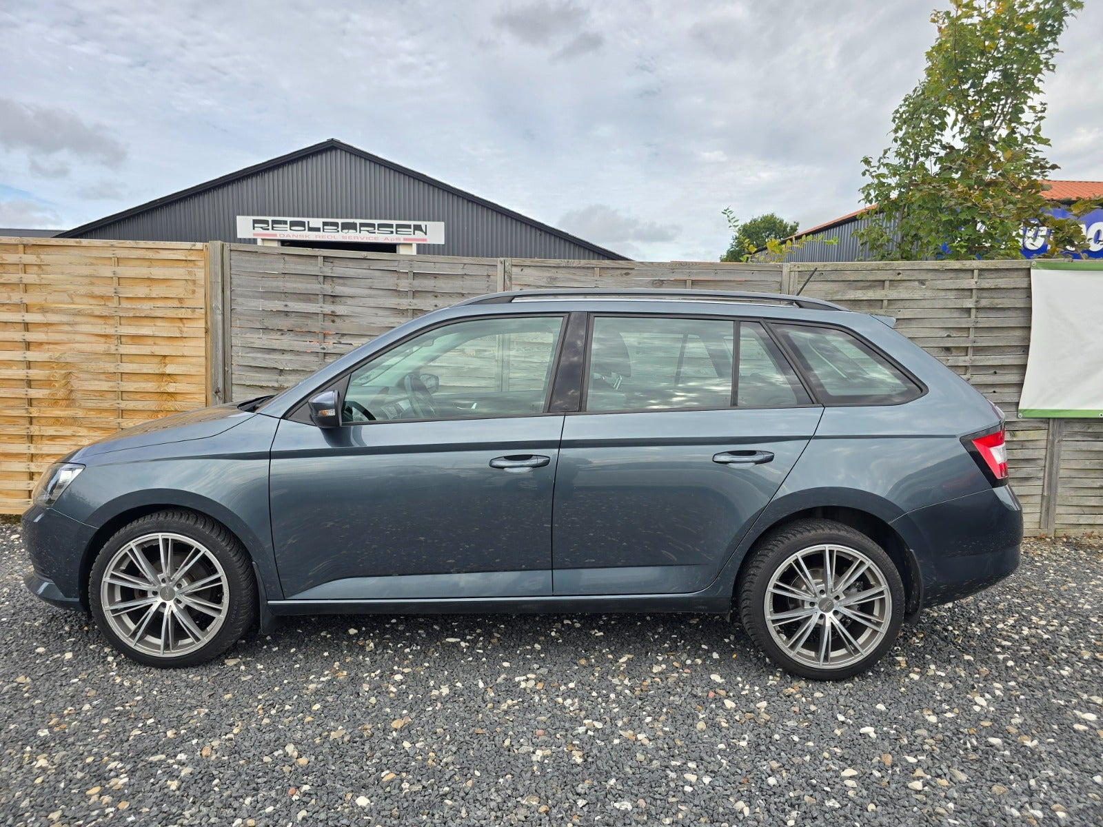 Grå Skoda Fabia fra 2016
