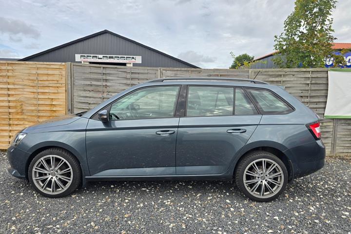 Grå Skoda Fabia fra 2016