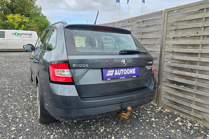 Grå Skoda Fabia fra 2016