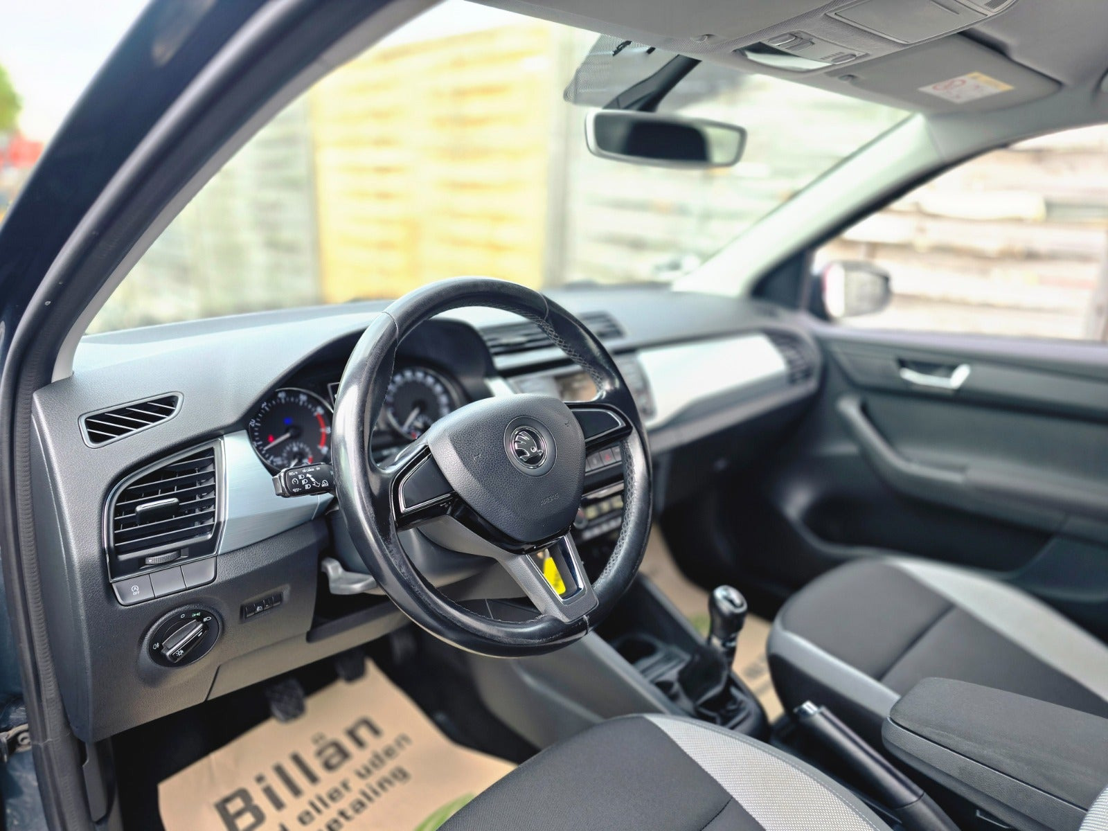 Grå Skoda Fabia fra 2016
