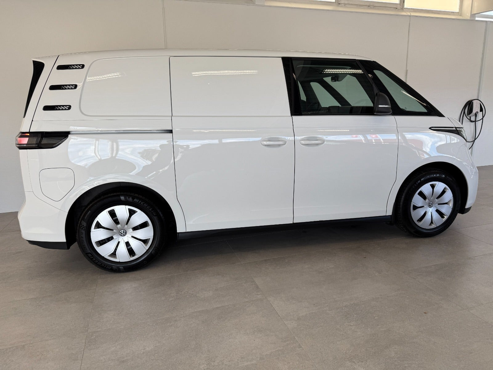 Hvid VW ID.Buzz fra 2024