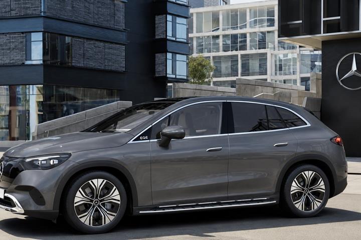 Grå Mercedes EQE500 SUV fra 2026