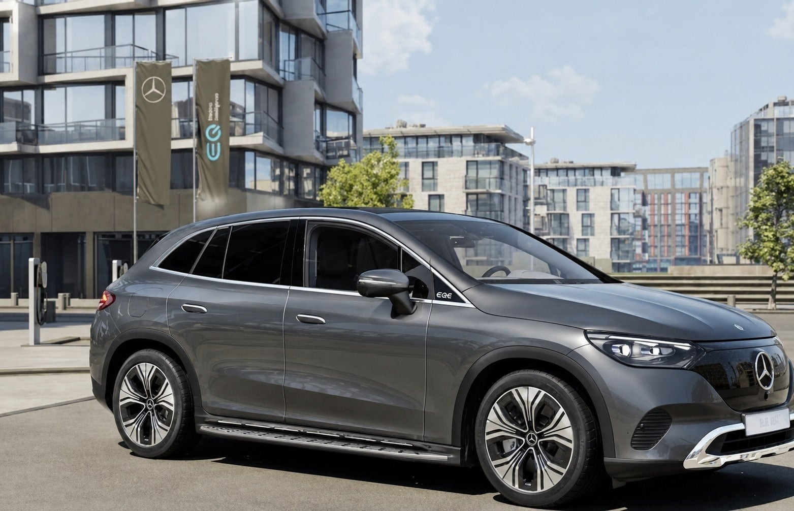 Grå Mercedes EQE500 SUV fra 2026