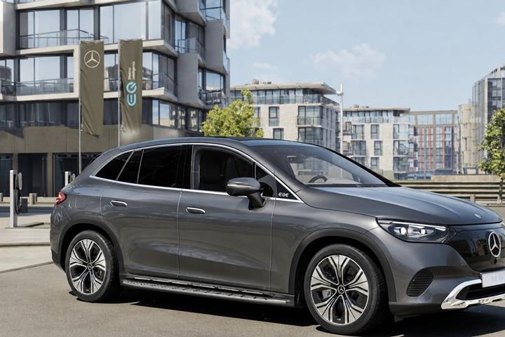 Grå Mercedes EQE500 SUV fra 2026