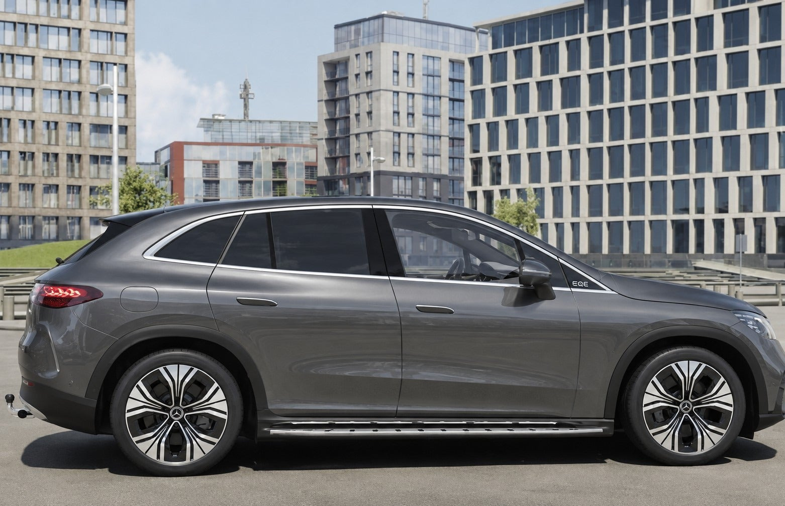 Grå Mercedes EQE500 SUV fra 2026