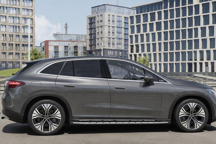 Grå Mercedes EQE500 SUV fra 2026