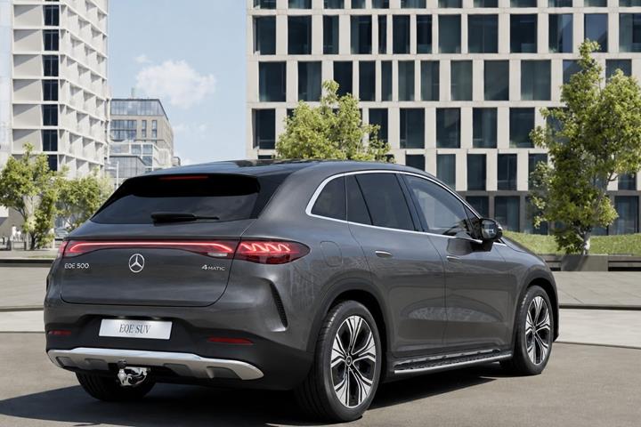 Grå Mercedes EQE500 SUV fra 2026
