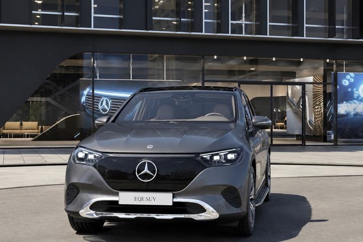 Grå Mercedes EQE500 SUV fra 2026
