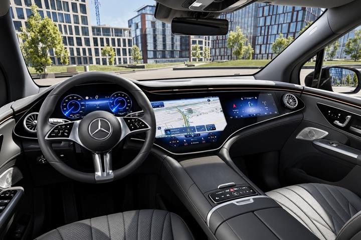 Grå Mercedes EQE500 SUV fra 2026