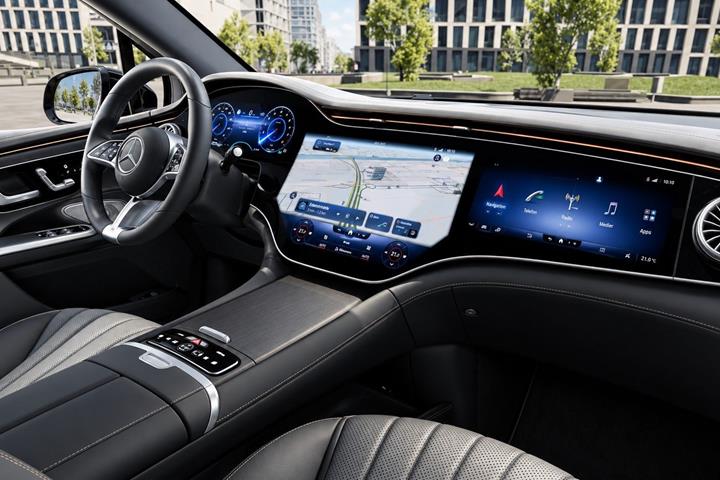 Grå Mercedes EQE500 SUV fra 2026
