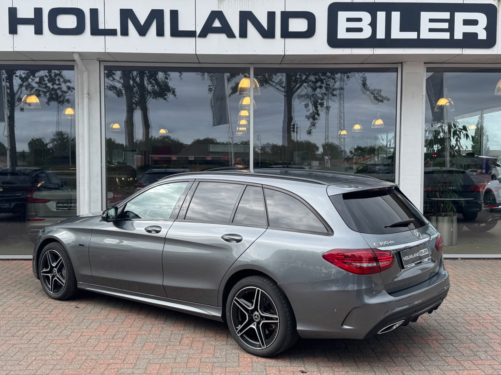 Grå Mercedes C300 de fra 2021