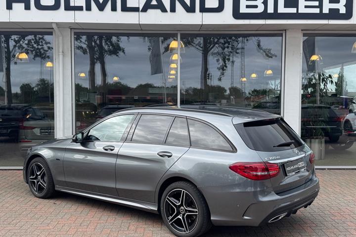 Grå Mercedes C300 de fra 2021