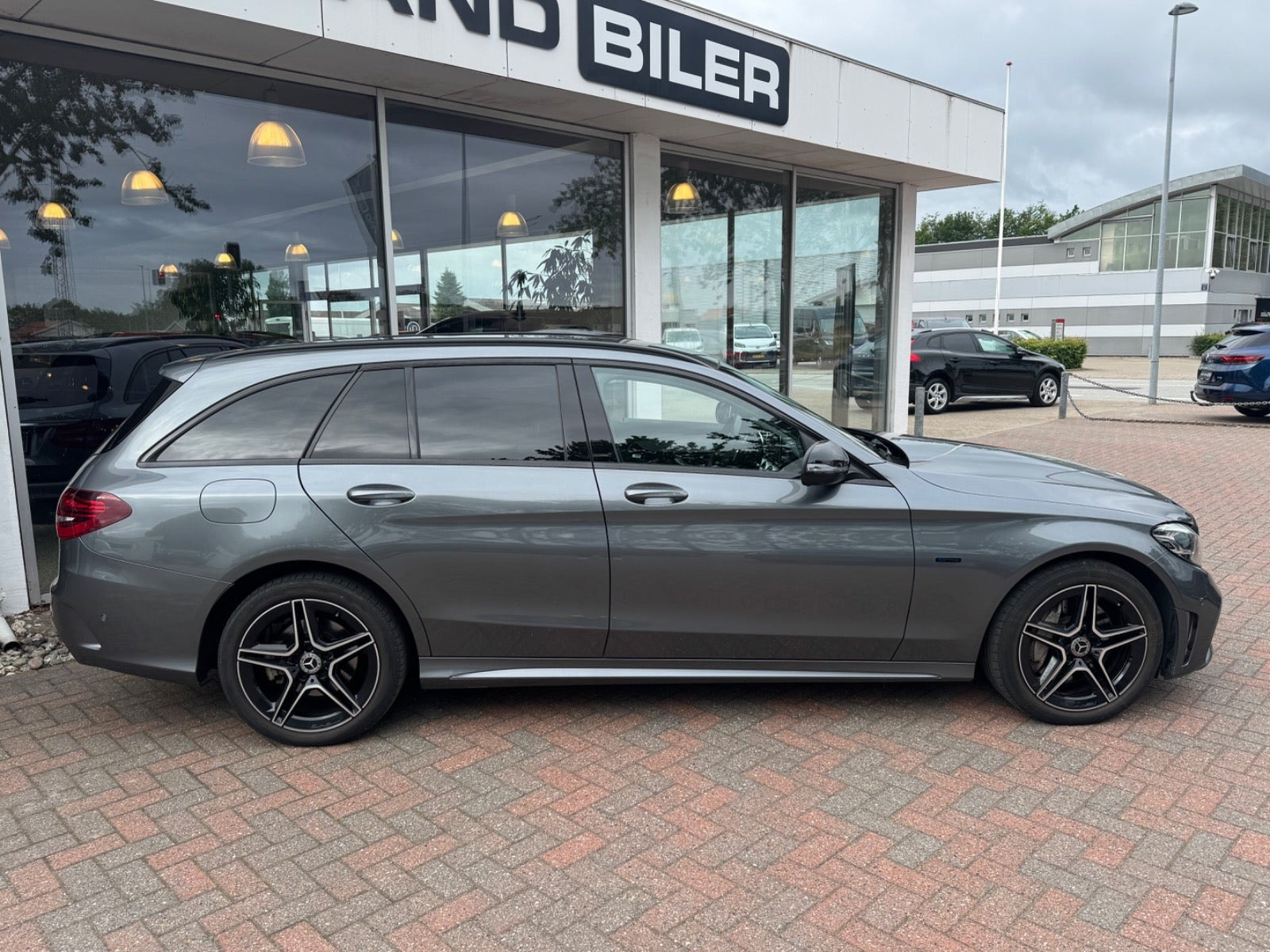 Grå Mercedes C300 de fra 2021