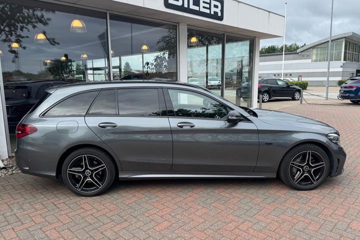 Grå Mercedes C300 de fra 2021