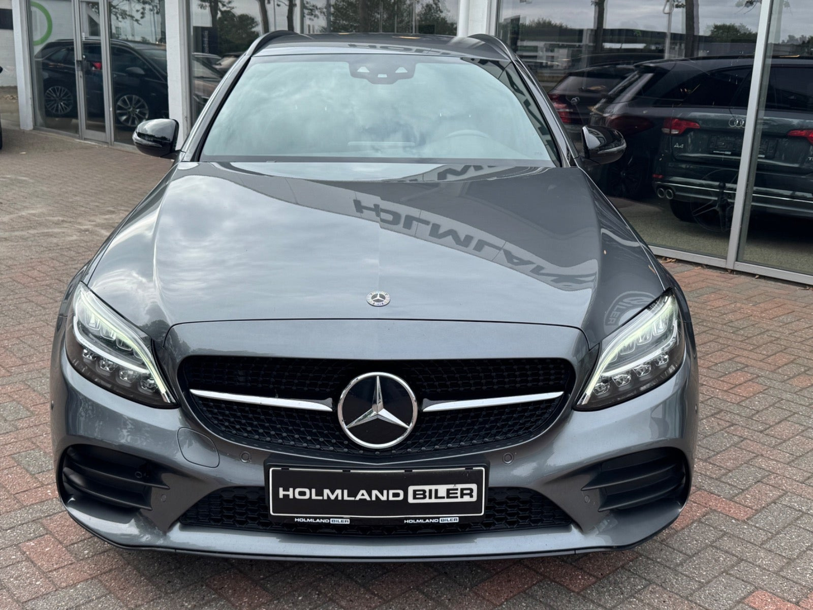 Grå Mercedes C300 de fra 2021
