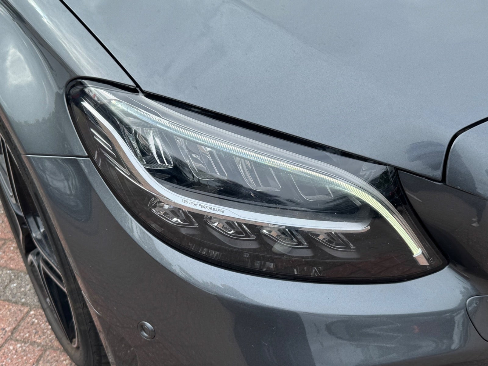 Grå Mercedes C300 de fra 2021