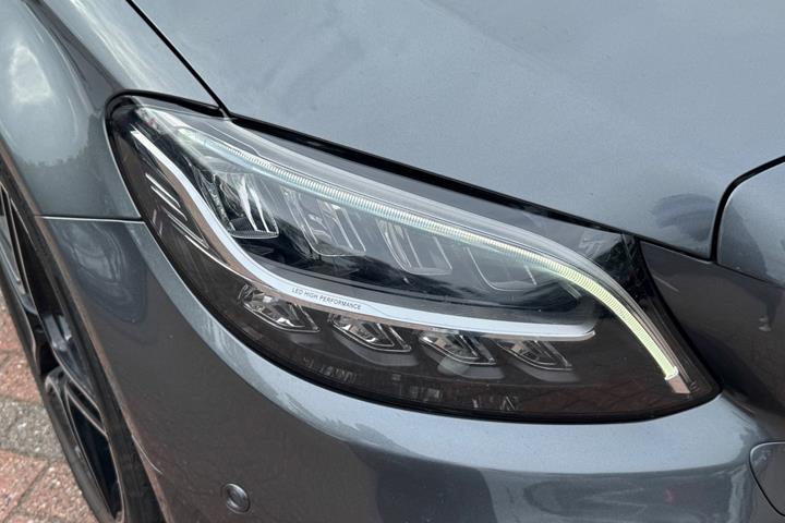 Grå Mercedes C300 de fra 2021