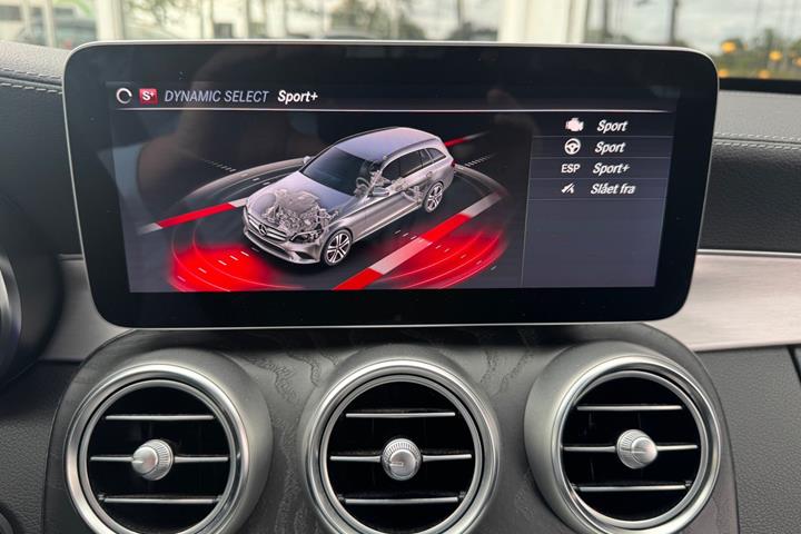 Grå Mercedes C300 de fra 2021