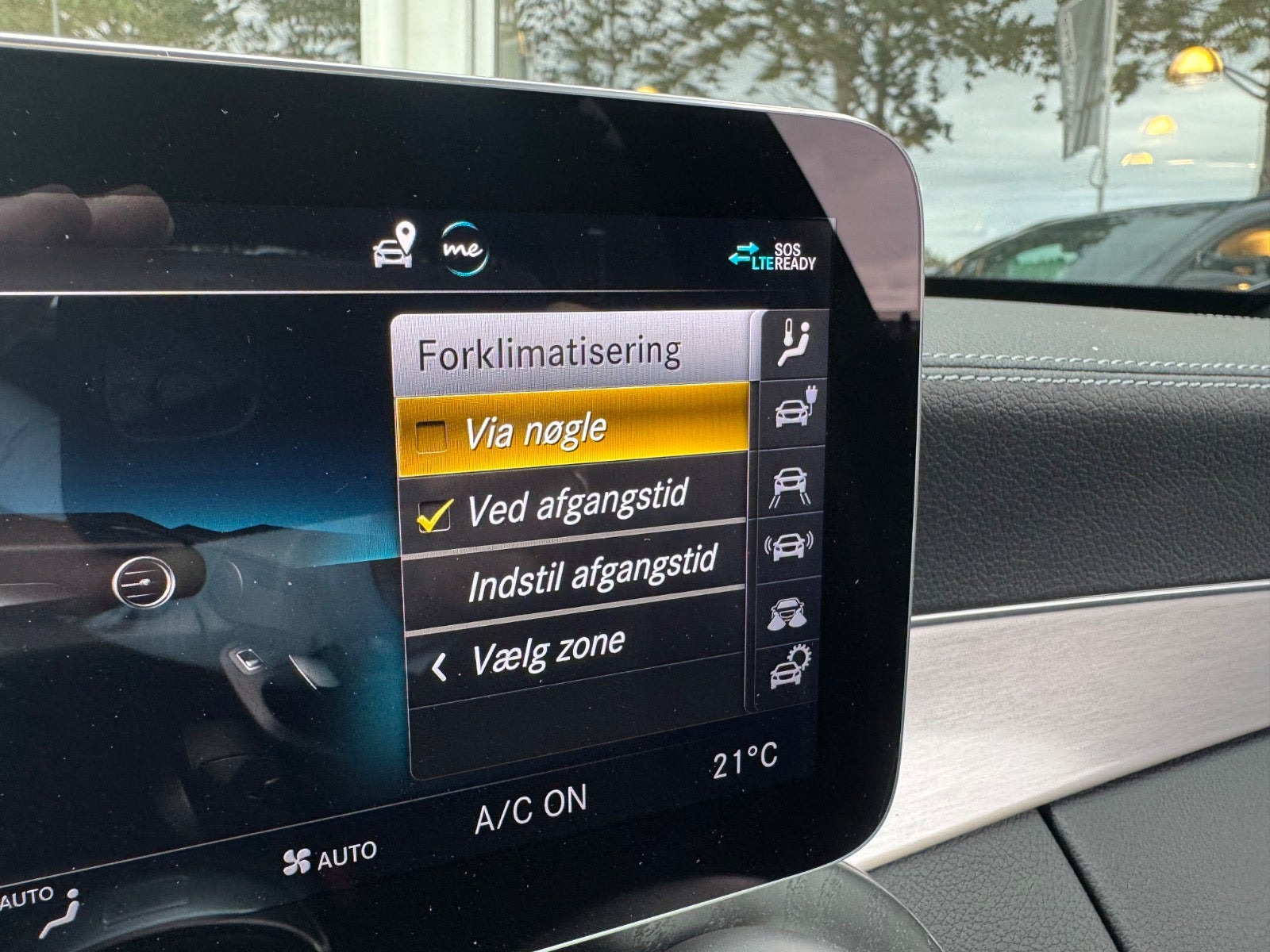 Grå Mercedes C300 de fra 2021