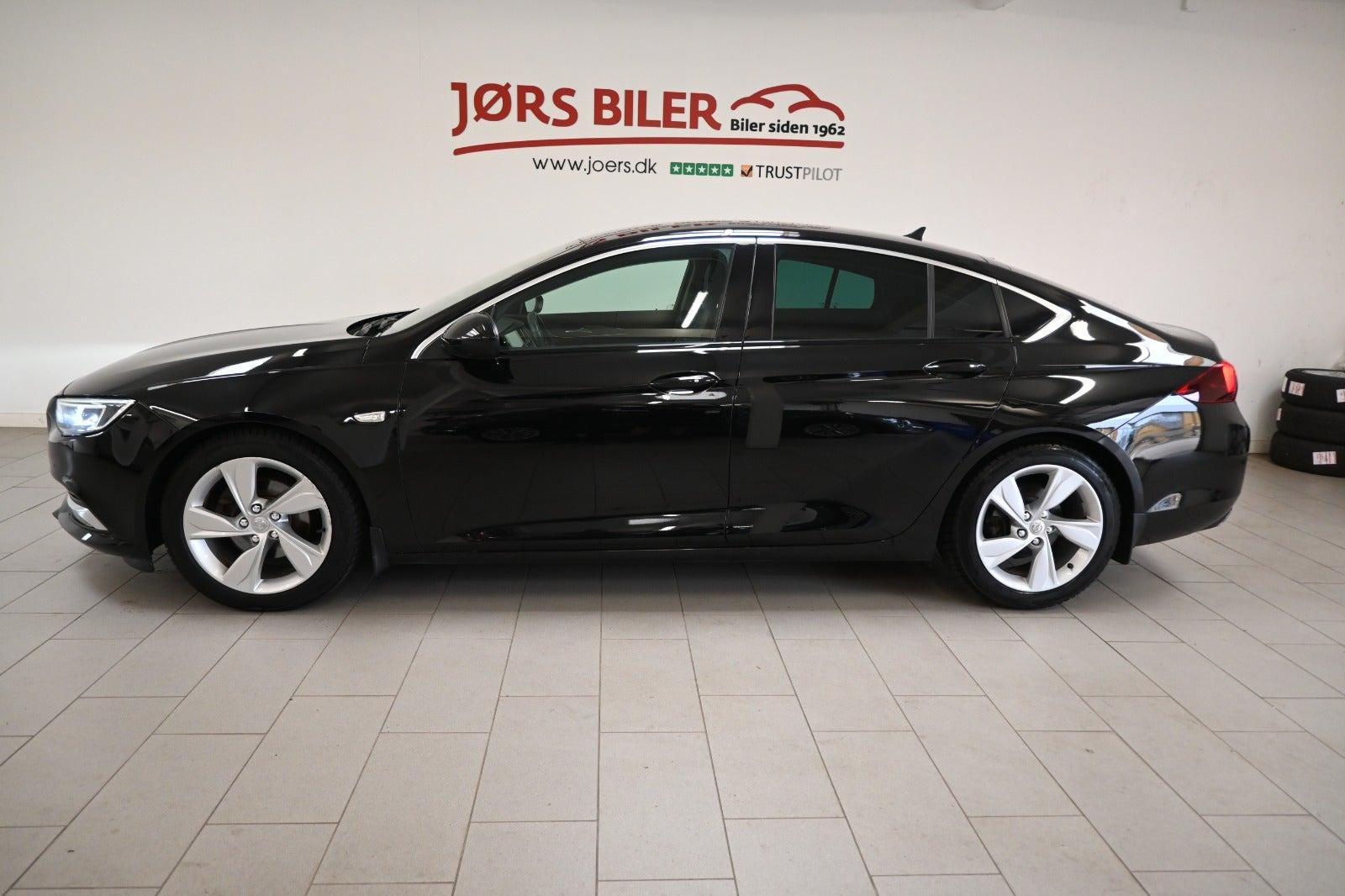 Blå Opel Insignia fra 2019
