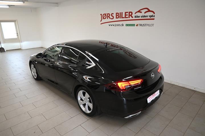 Blå Opel Insignia fra 2019